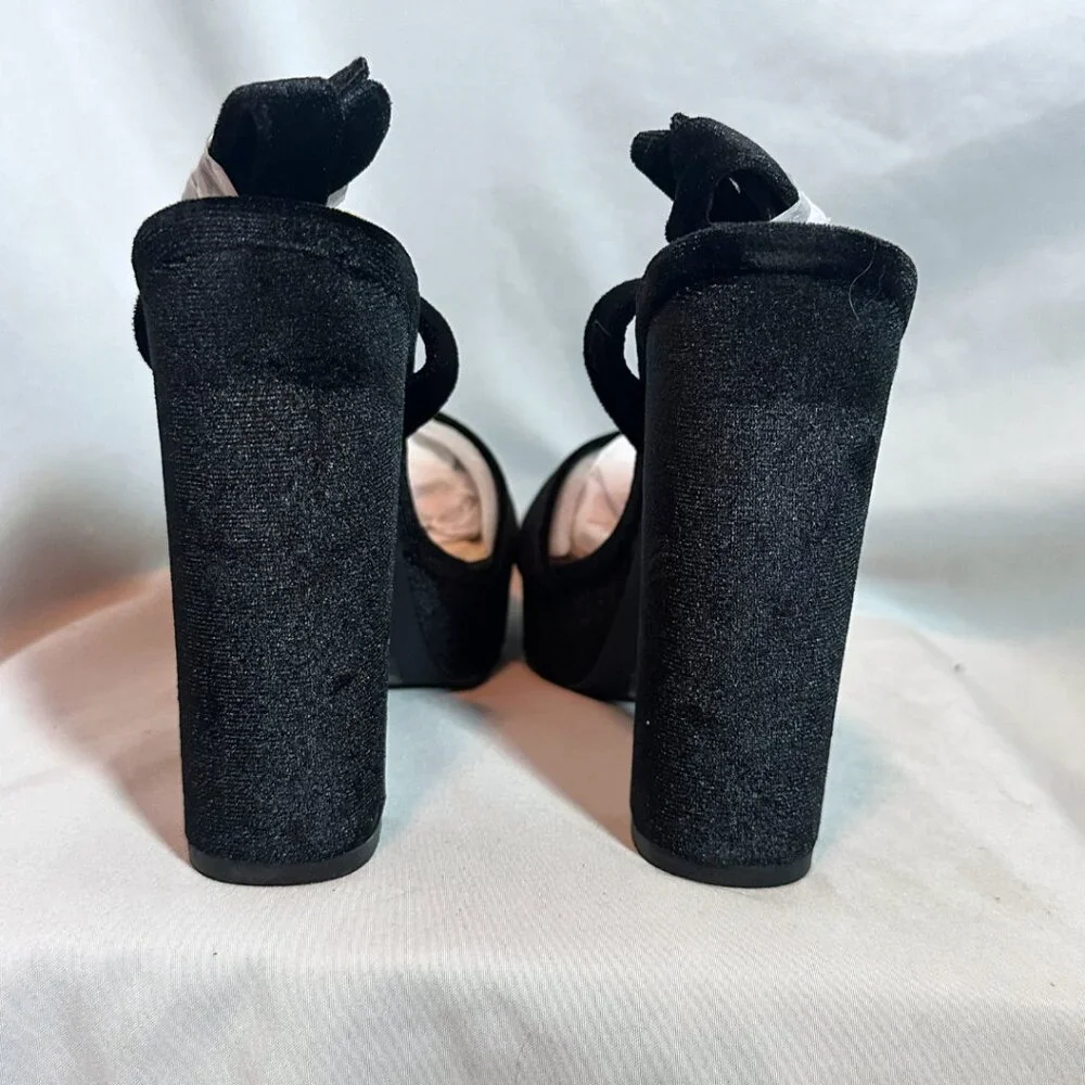 NIB |French Connection | Taryn platform sandals in black velvet